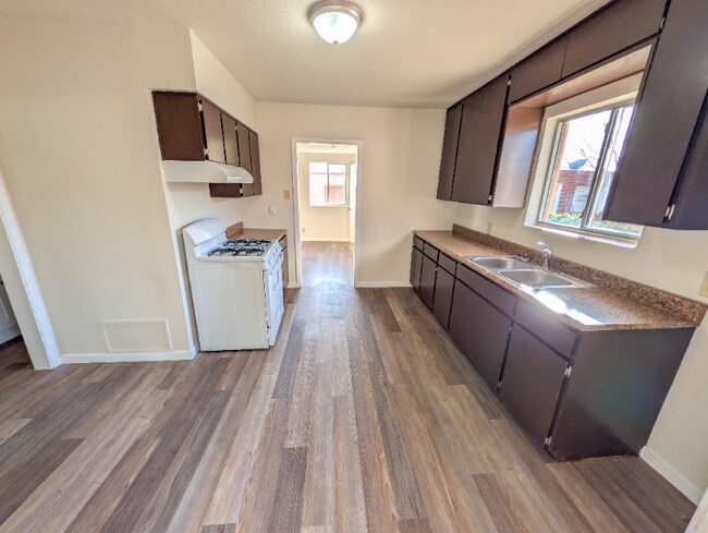 Foto del edificio - 3524 Mobile Ave