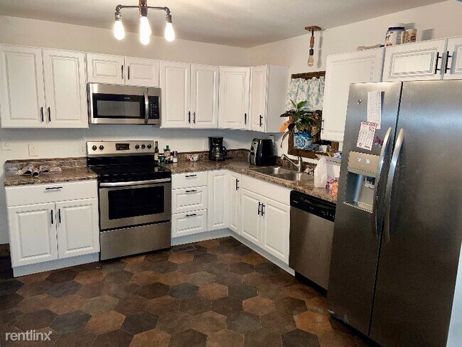 Building Photo - 3 br, 1 bath House - 221 S 5th St
