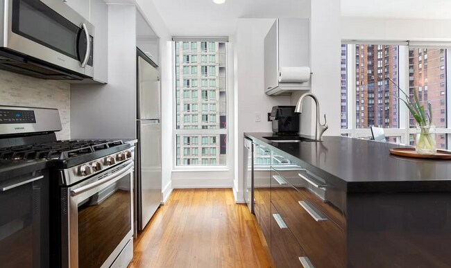 Building Photo - 350 W 42nd St