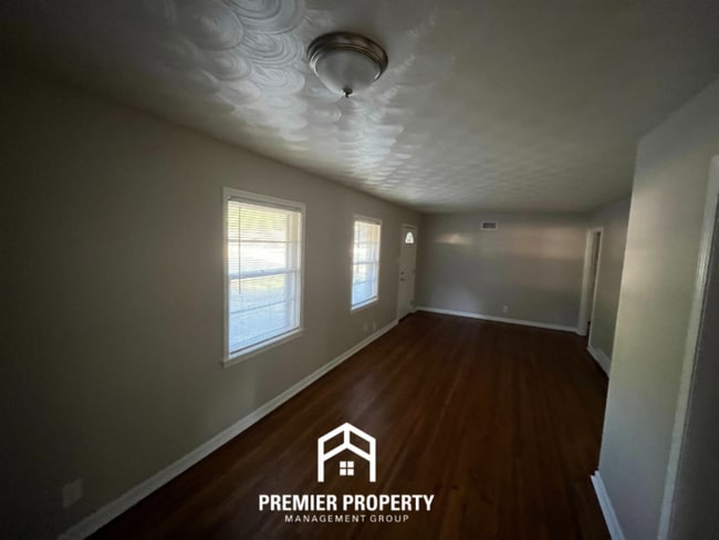 Building Photo - 4898 Dianne Dr