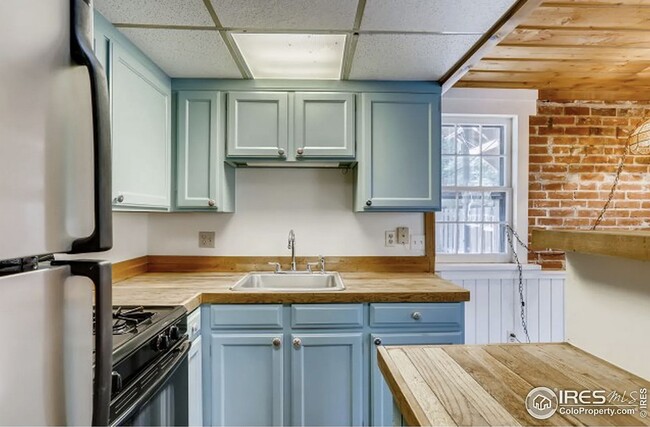Building Photo - Charming Historic Carriage Home Steps from...