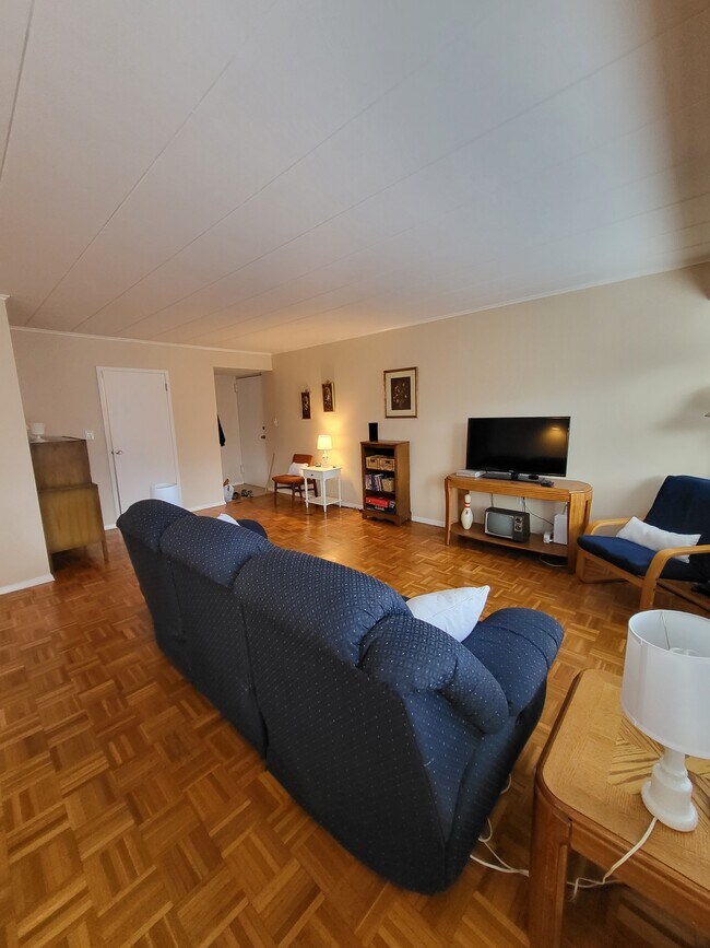 Large open plan living space - 1005 Woodrow Ave