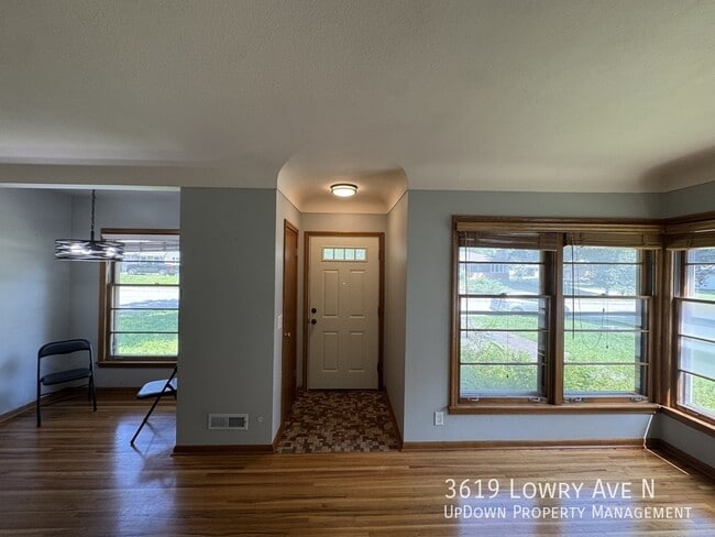 Foto del edificio - 3619 Lowry Ave N