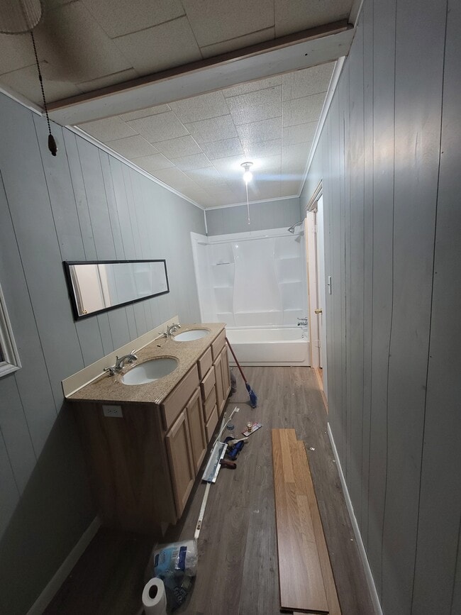 Baño principal - 1108 S Crocker St