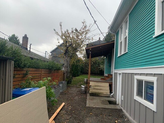 Foto del edificio - Classic Updated Bungalow.  2 bed with flex...