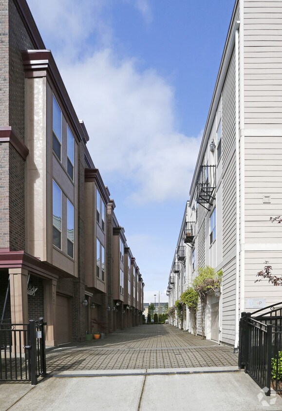 Building Photo - Sumner Brownstones