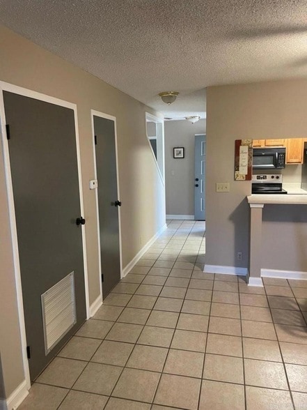 Building Photo - 135 Hillview Dr