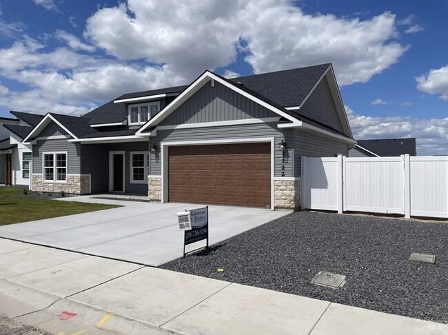 Building Photo - 1122 Crestview Dr