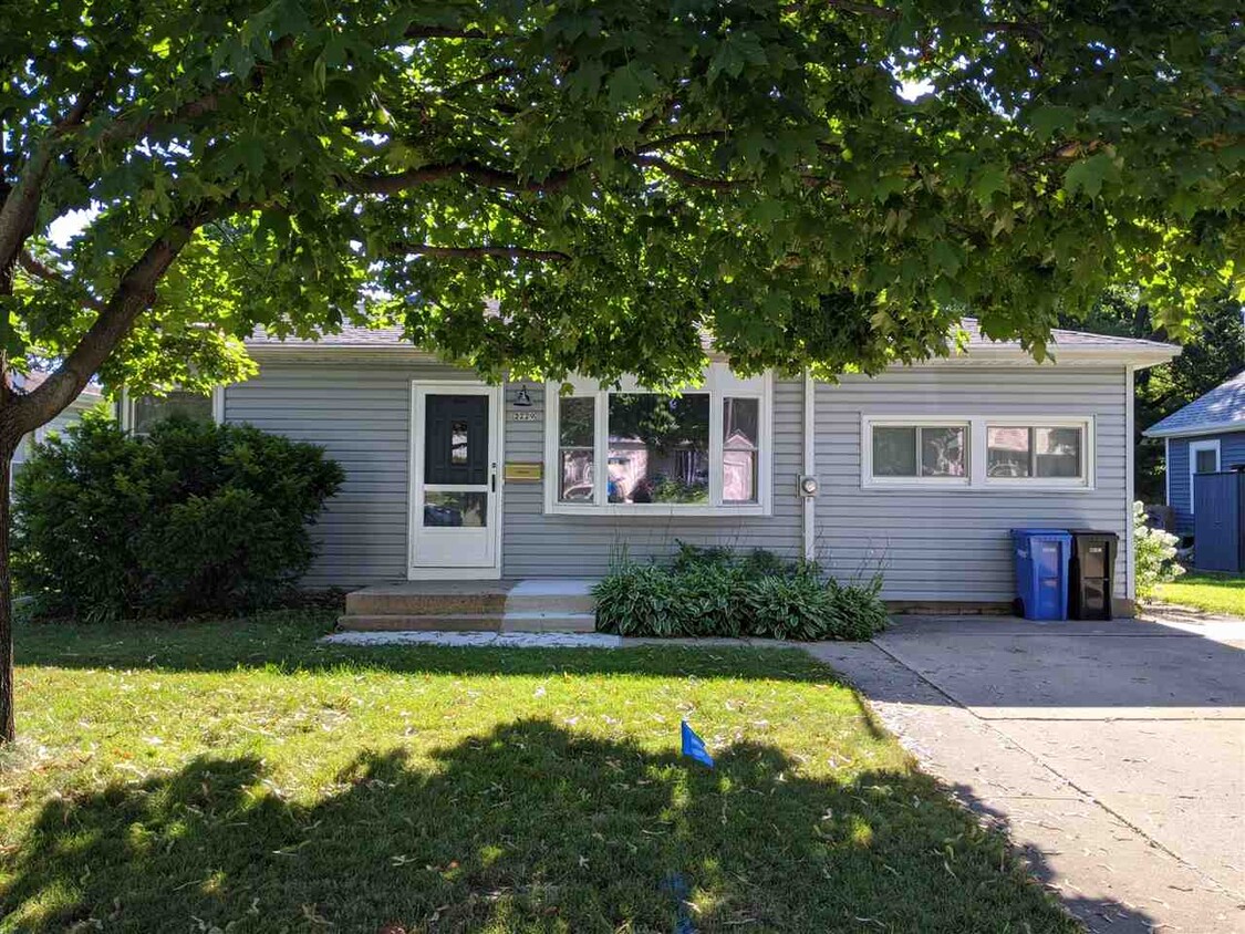 Primary Photo - 2229 Clark St