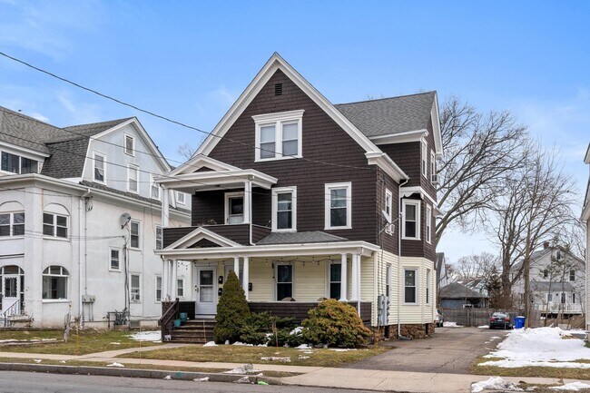 Foto del edificio - 218 Quaker Ln S