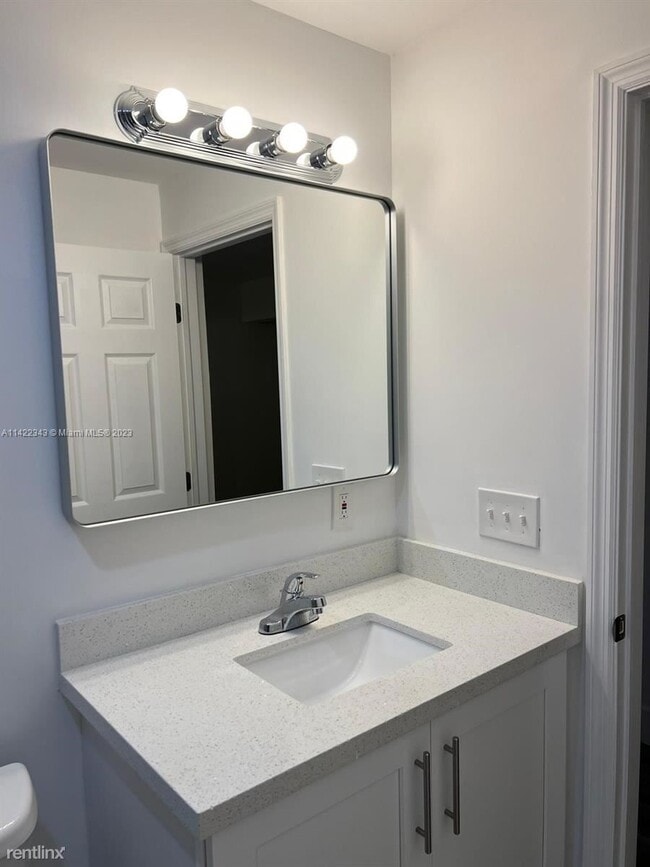 Building Photo - 3 br, 2.5 bath Townhome - 2208 SW 3rd Ave # B