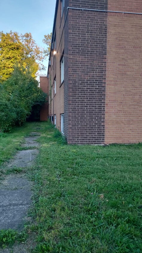 Building Photo - 3265 E 143rd St