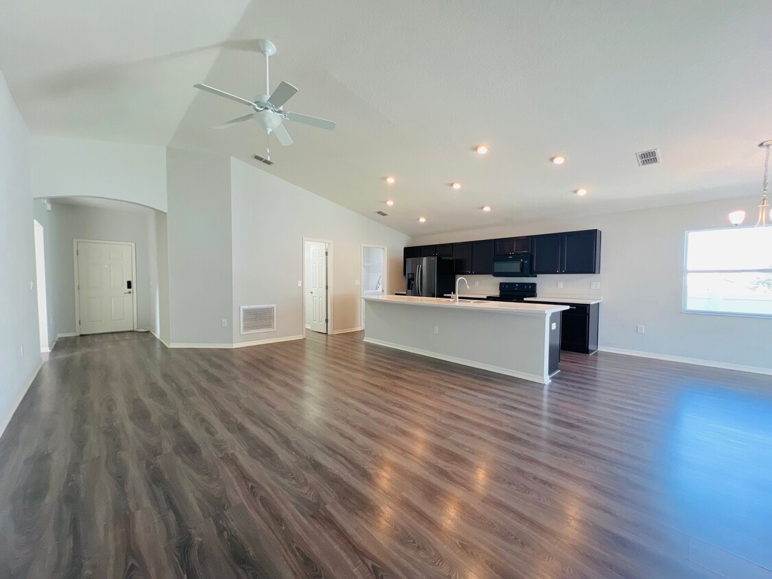 Primary Photo - 900 Kingfisher Dr