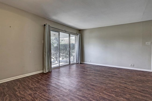 Building Photo - 513 S Post Oak Ln