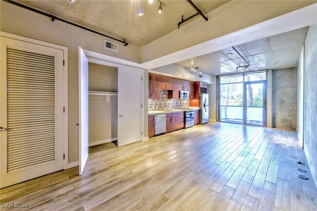 Building Photo - 353 E Bonneville Ave