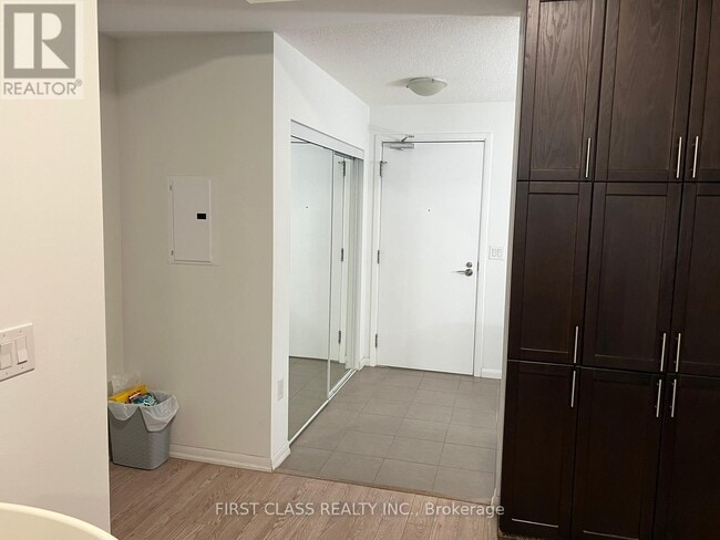 Photo du bâtiment - 830-830 Lawrence Ave W