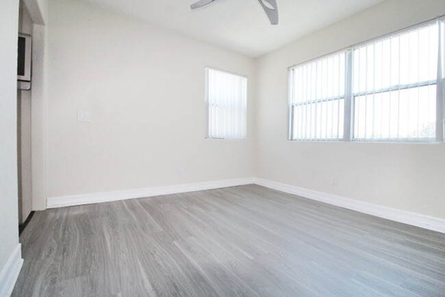 Building Photo - 3524 Wilshire Terrace
