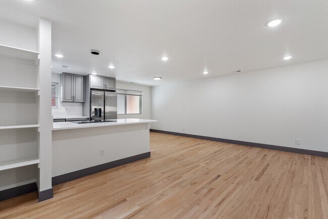 Foto del edificio - Meticulously updated charming unit in 4plex!