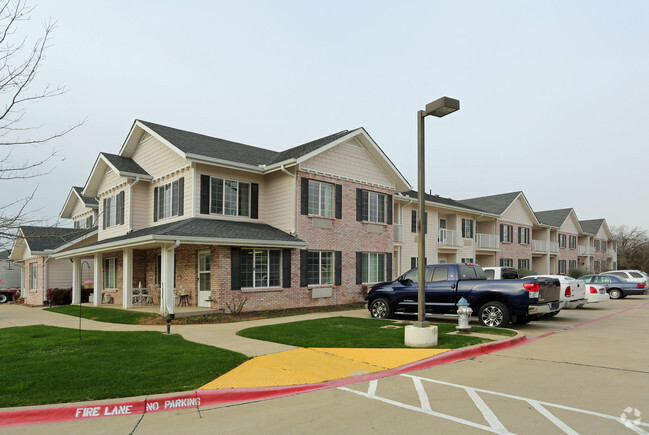 Foto del edificio - Pinewood Hills Independent Senior Living