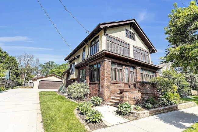 Building Photo - 615 N Lawe St