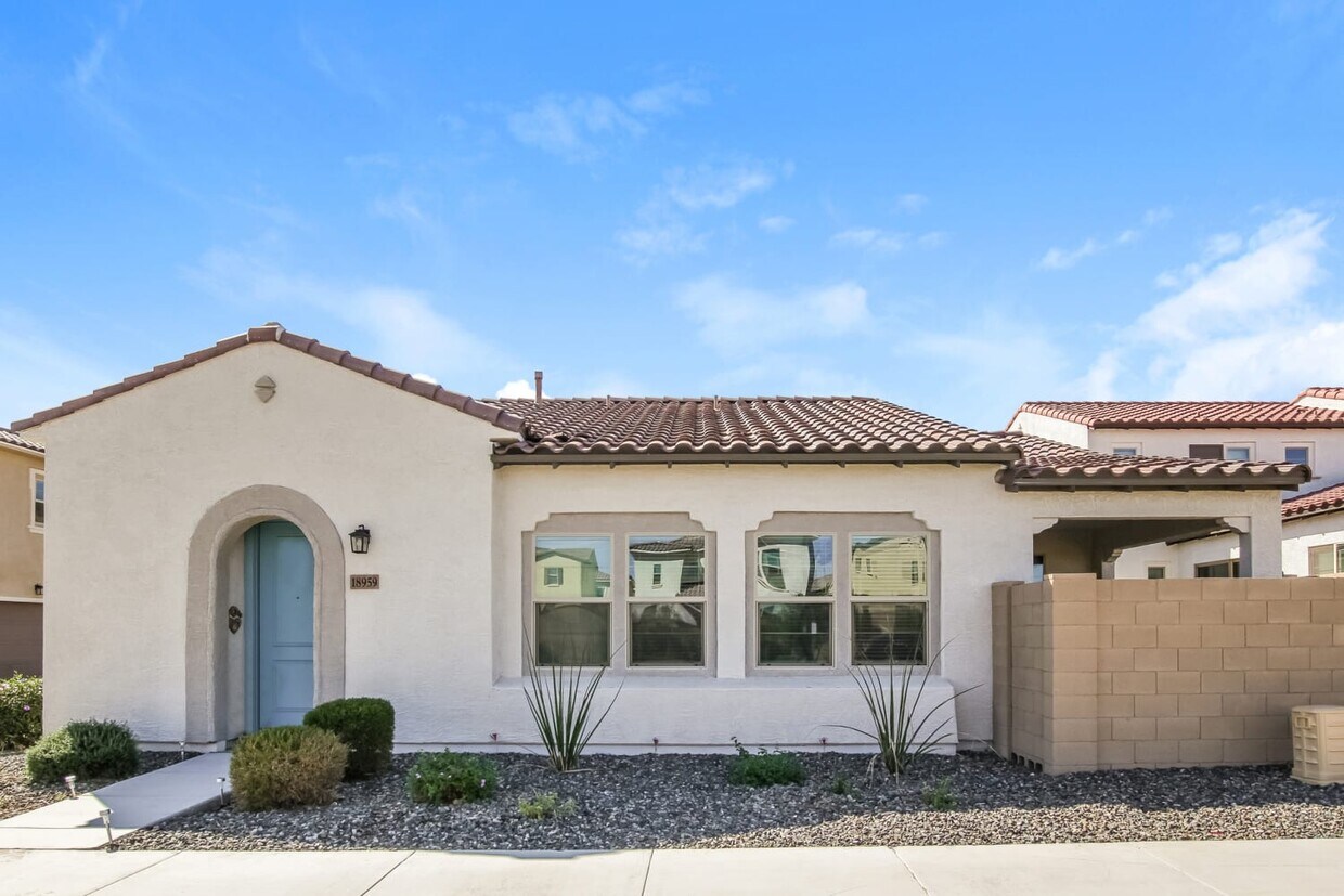 Foto principal - 18959 W Pasadena Ave