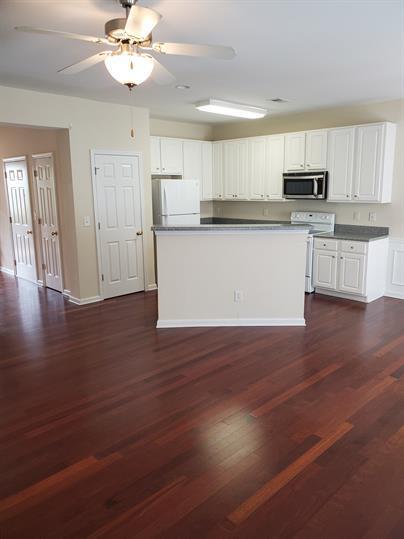 Foto del edificio - "Charming 2-Bed Oasis with Elegant Hardwoo...
