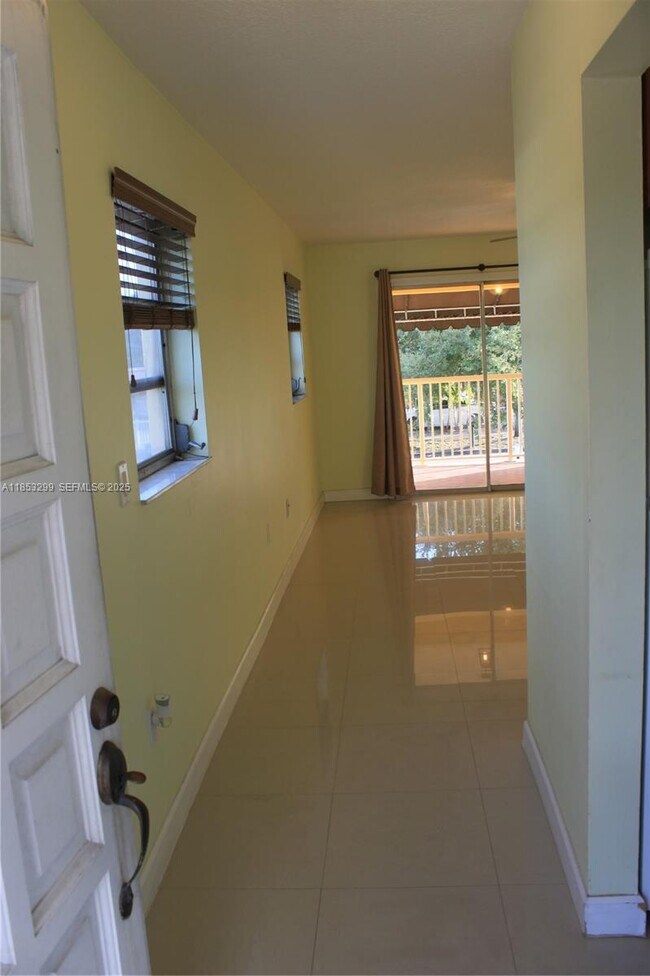 Foto del edificio - 971 E 18th St