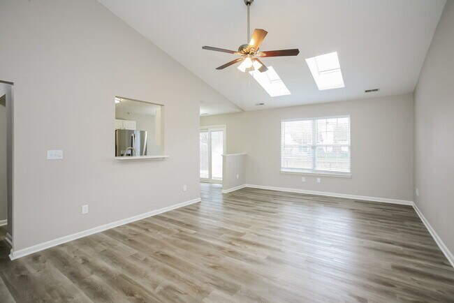 Building Photo - 221 Pennwood Ln