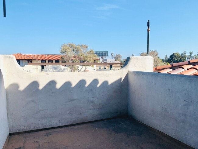 Building Photo - IS4