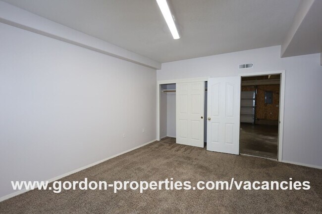 Foto del edificio - $1,895.00 - NE Halsey St - 2 bedroom townh...
