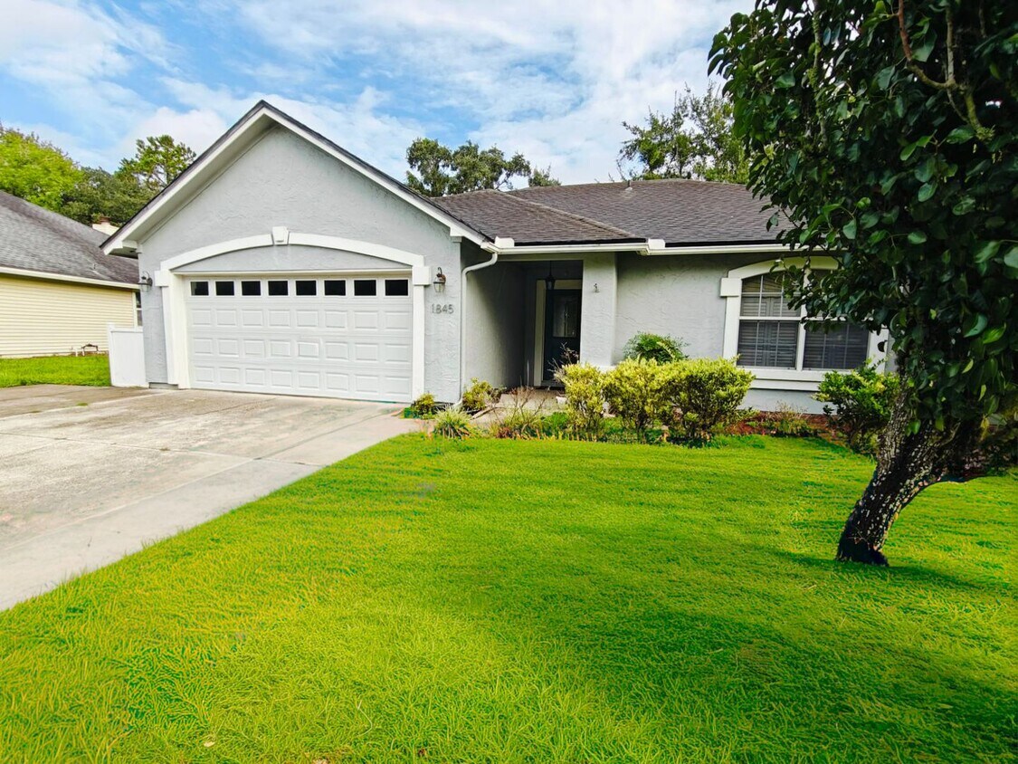 Primary Photo - Charming 3 bedroom, 2 bath Fleming Island Home with Fireplace, Sunroom & Fire Pit!