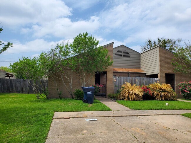 Foto del edificio - College Station - 2-bedroom, 1-bath Duplex...