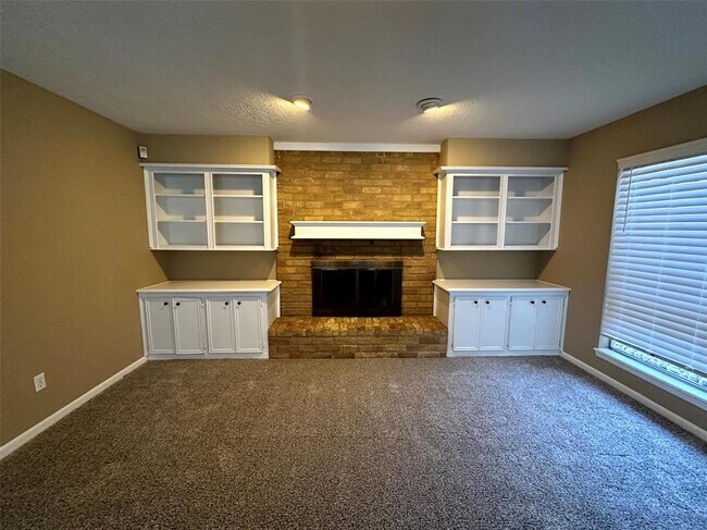 Building Photo - 607 S Rivershire Dr