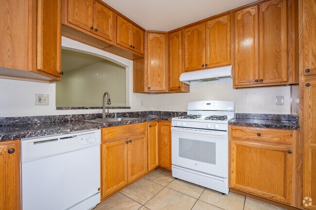 2 habitaciones, 1.5 baños - 1,000 pies cuadrados - Cocina - The Townhouse Apartments