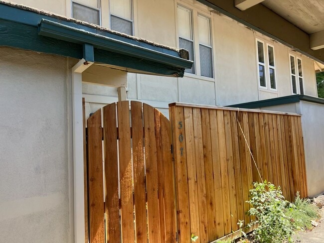 Building Photo - Charming 3-Bedroom Townhome in Desirable G...