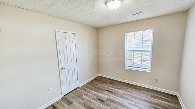 Building Photo - 263 Marsh Glen Dr