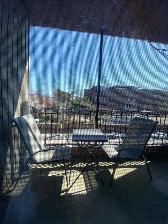 Foto del edificio - 2Br/1Bth in GREAT location! Heat/Hot Water included!