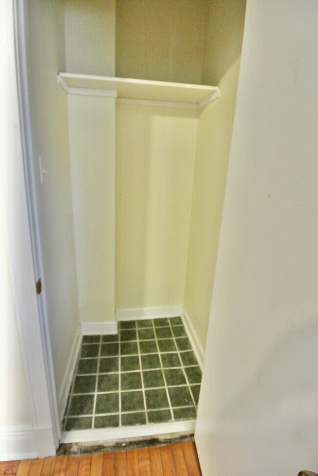 Building Photo - 3801 N Lakewood Ave #1