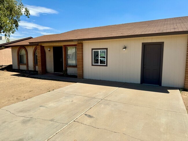 Foto del edificio - Fantastic 3 Bedroom/2 Bath Single Level Home! Schedule a Showing Today!