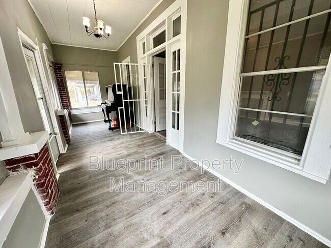 Building Photo - 3616 Maple Ave SW