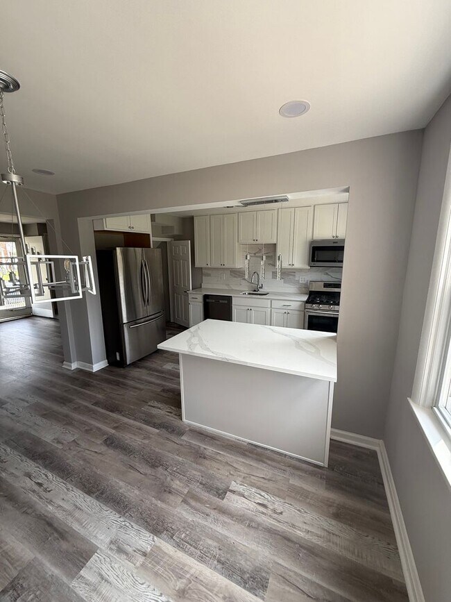 Foto del edificio - Updated Glen Oaks Townhome with Finished B...