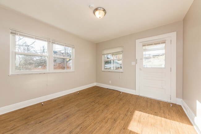 Foto del edificio - Available AUGUST 2026 - Beautiful 3 Bedroom Home in Duquesne Heights!