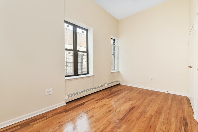 Building Photo - New To The Market