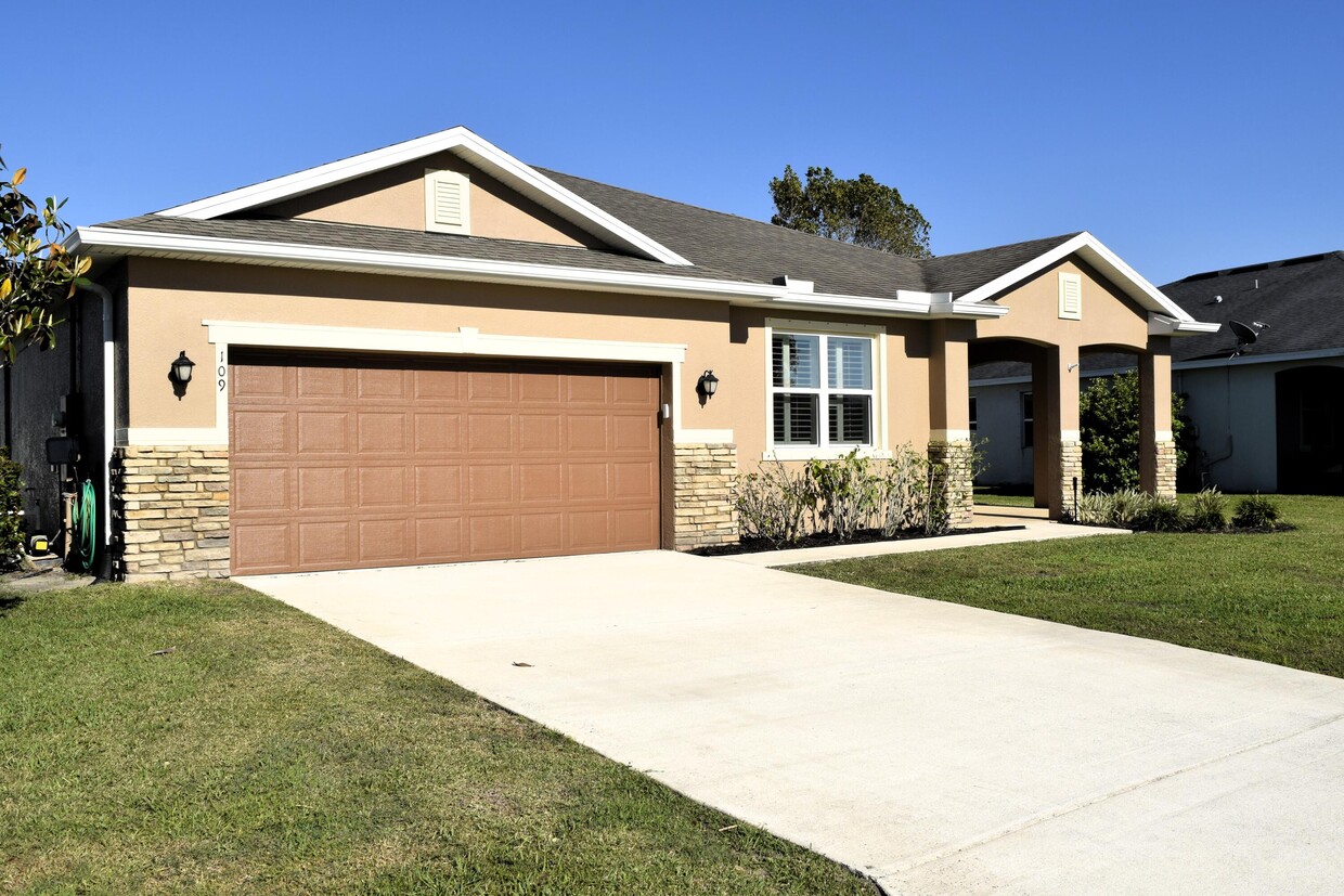Primary Photo - 109 Salazar Ln