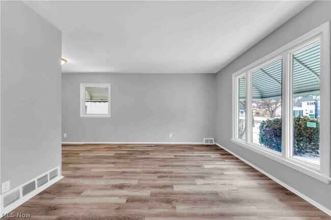 Foto del edificio - 26450 Drakefield Ave