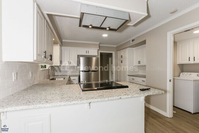 Foto del edificio - Recently renovated and highly desirable 4 bedroom / 2.5 bath home with 2,028 sq ft of space!