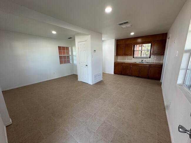 Building Photo - 2521 Roper St