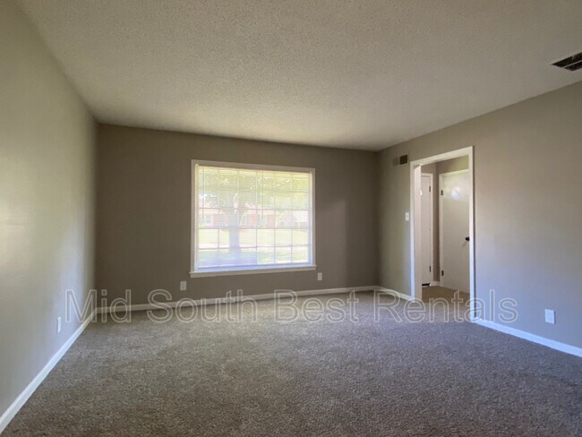 Building Photo - 463 Dreger Ave