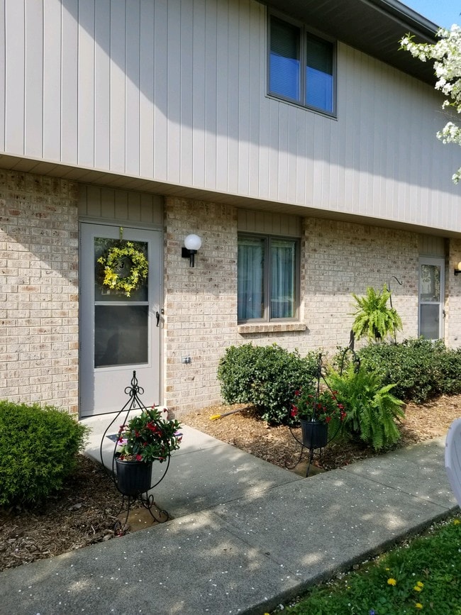 Whitney South Townhouses Apartments Latrobe, PA