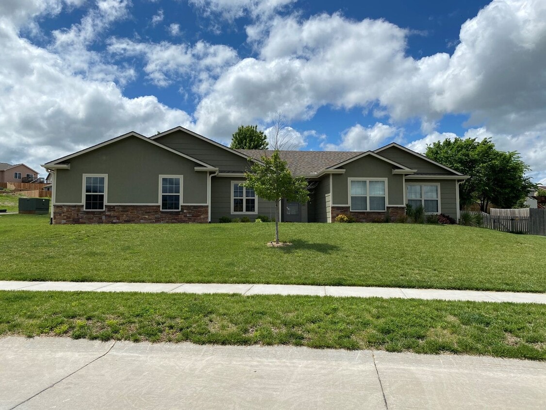 Foto principal - FENCED BACKYARD! BONUS ROOM/OFFICE! SAFE ROOM! THREE CAR GARAGE